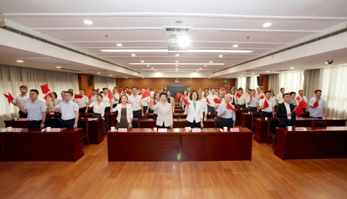 省卫生健康委干部职工集中收看纪念中国人民抗日战争暨世界反法西斯战争胜利80周年大会实况